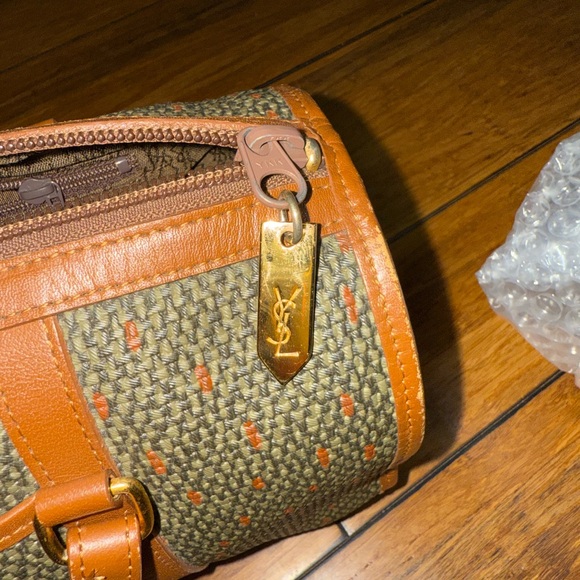 💥HP💥Beautiful Authentic YSL 2 Way Bag! - Picture 8 of 13